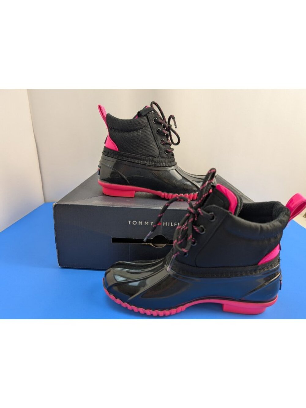 Tommy Hilfiger Haryett Boots Women’s 5 M Black Pink Rain Duck Boot Lace Up